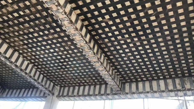 多层碳纤维布加固该如何施工呢？